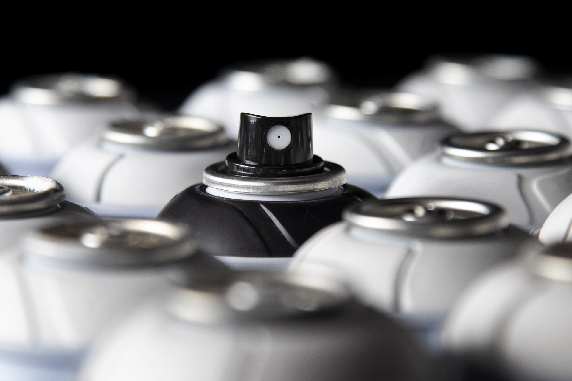 烤漆與自噴漆耐久性對比分析：工藝、性能與應(yīng)用場景全解析